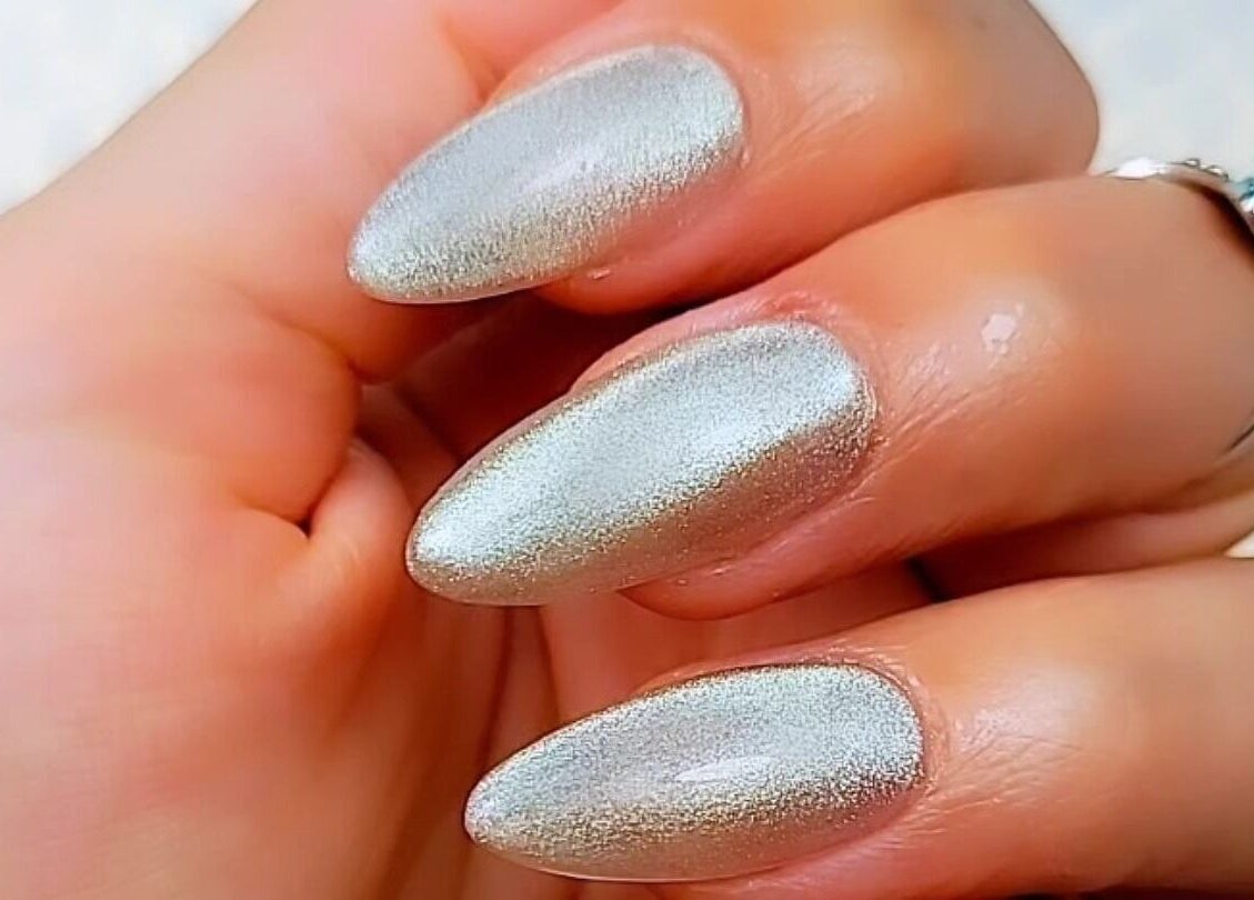 Manucure argentée étincelante chez Patou Nails, Saint-barthélemy, Auvergne-rhône-alpes, FR.