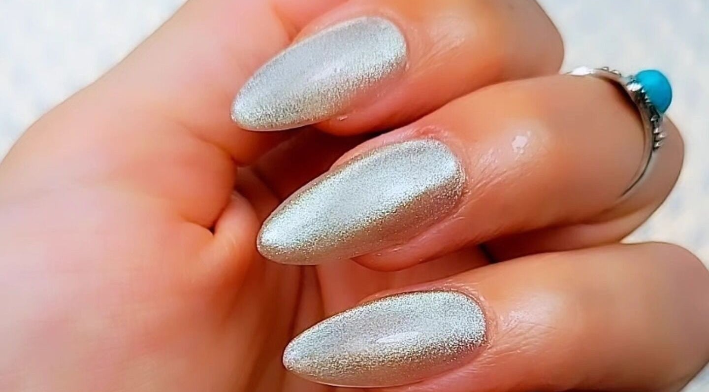 Manucure argentée étincelante chez Patou Nails, Saint-barthélemy, Auvergne-rhône-alpes, FR.