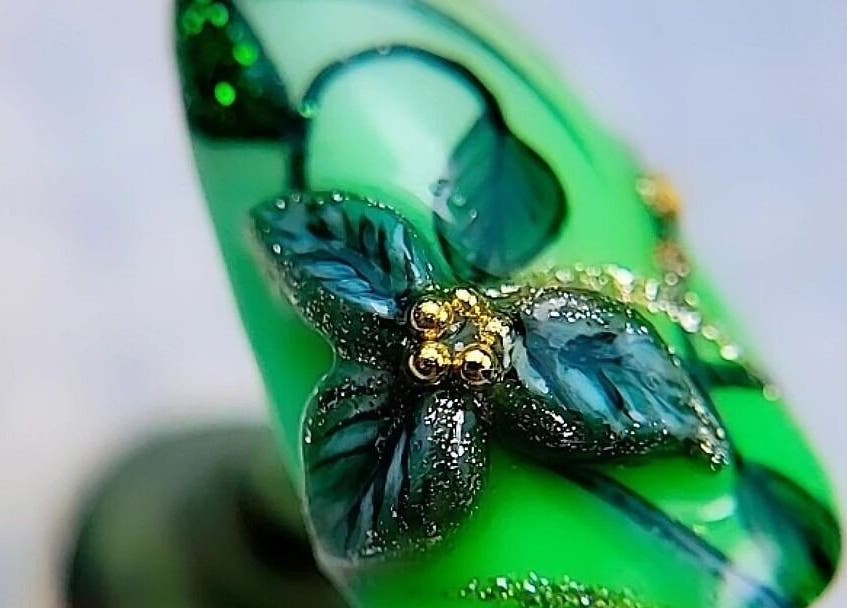 Art floral d'ongle vert avec détails dorés chez Patou Nails, Saint-barthélemy, Auvergne-rhône-alpes, FR.