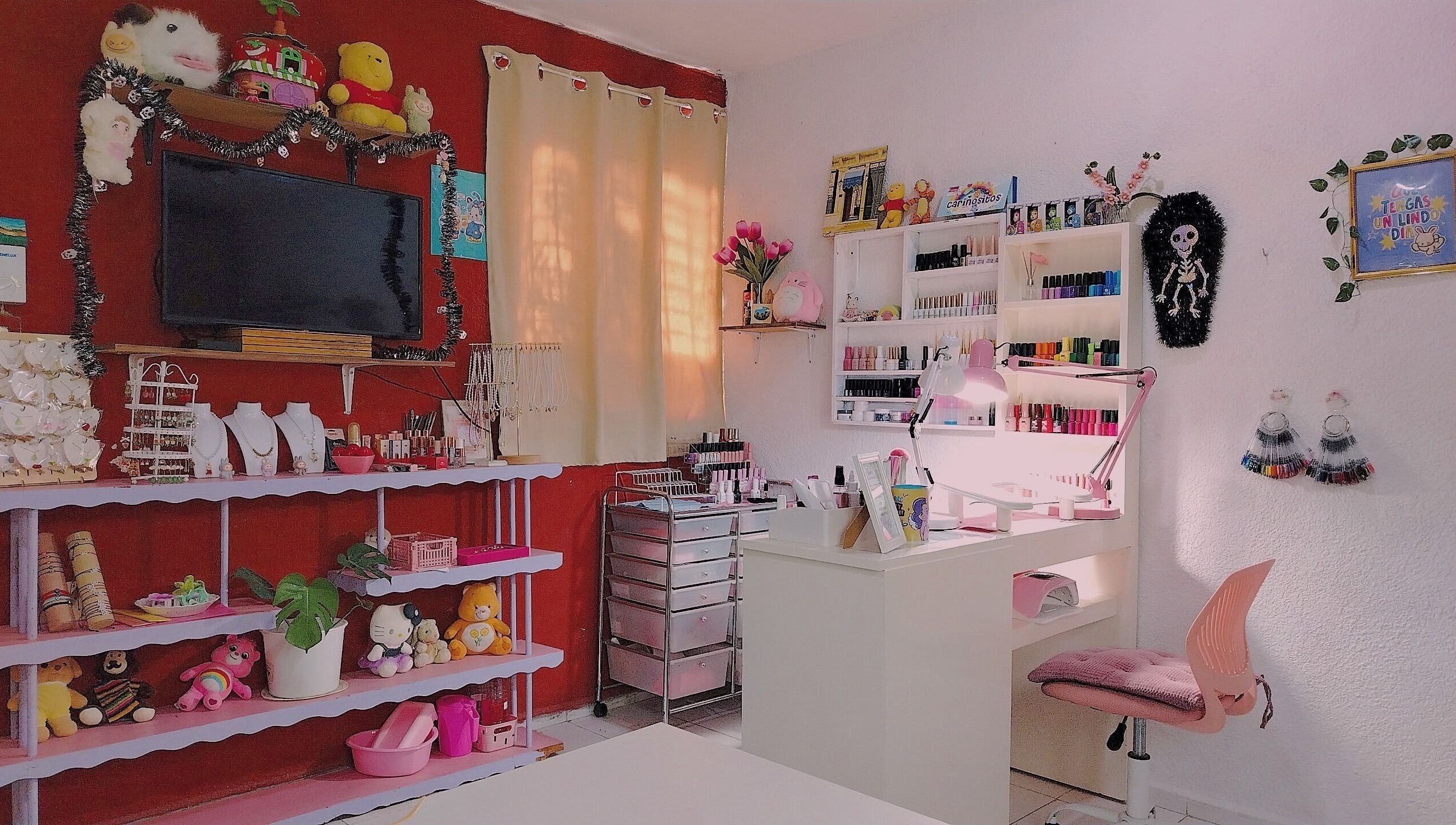 Interior cálido de Nayuu Mdg Nails en Mérida, Yucatán, MX, con colores vibrantes y decoración acogedora.