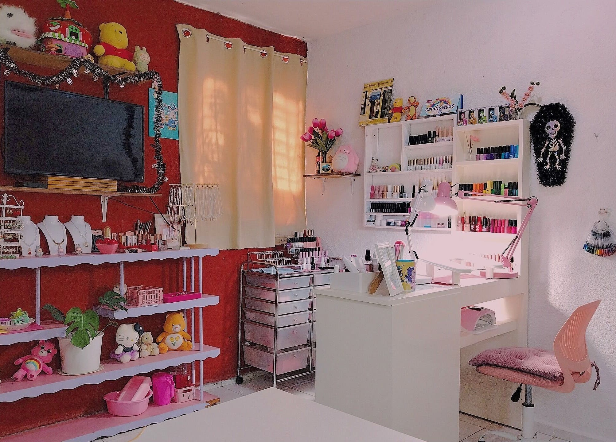 Interior cálido de Nayuu Mdg Nails en Mérida, Yucatán, MX, con colores vibrantes y decoración acogedora.