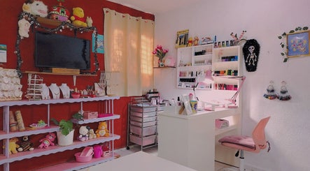 Interior cálido de Nayuu Mdg Nails en Mérida, Yucatán, MX, con colores vibrantes y decoración acogedora.