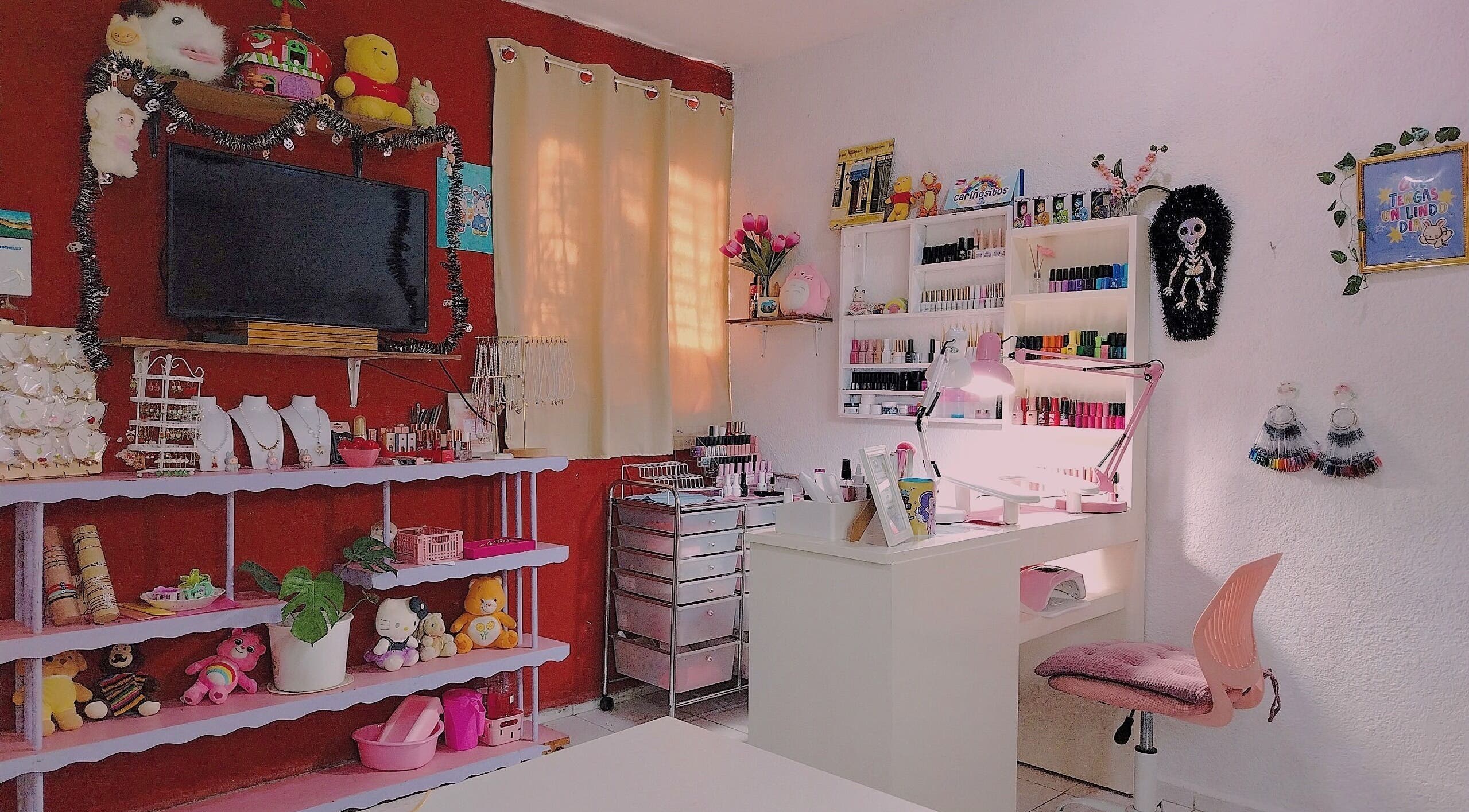 Interior cálido de Nayuu Mdg Nails en Mérida, Yucatán, MX, con colores vibrantes y decoración acogedora.