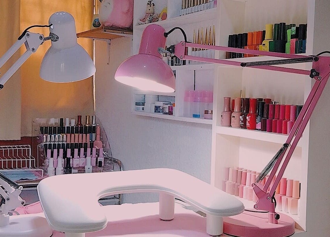 Mesa iluminada con esmaltes en Nayuu Mdg Nails, Mérida, Yucatán, MX