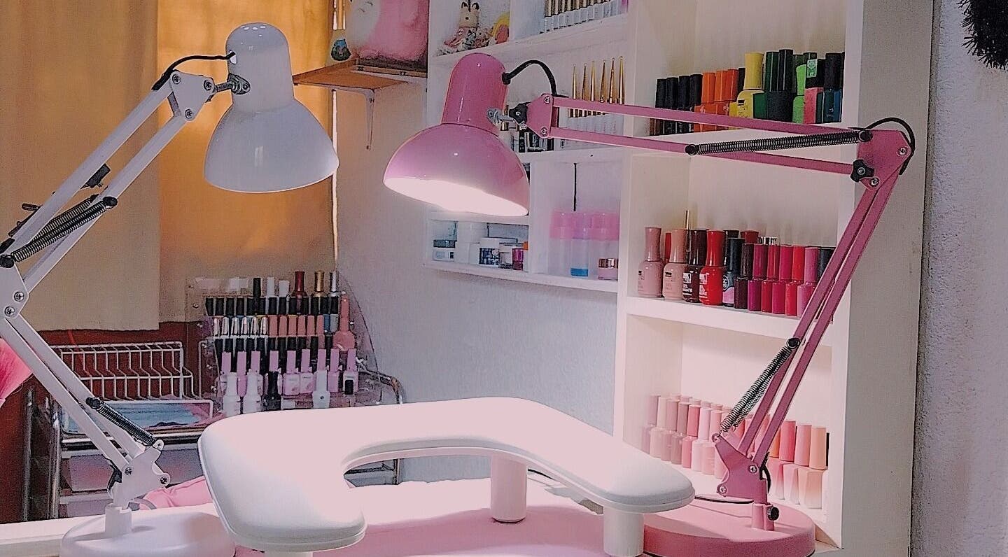 Mesa iluminada con esmaltes en Nayuu Mdg Nails, Mérida, Yucatán, MX