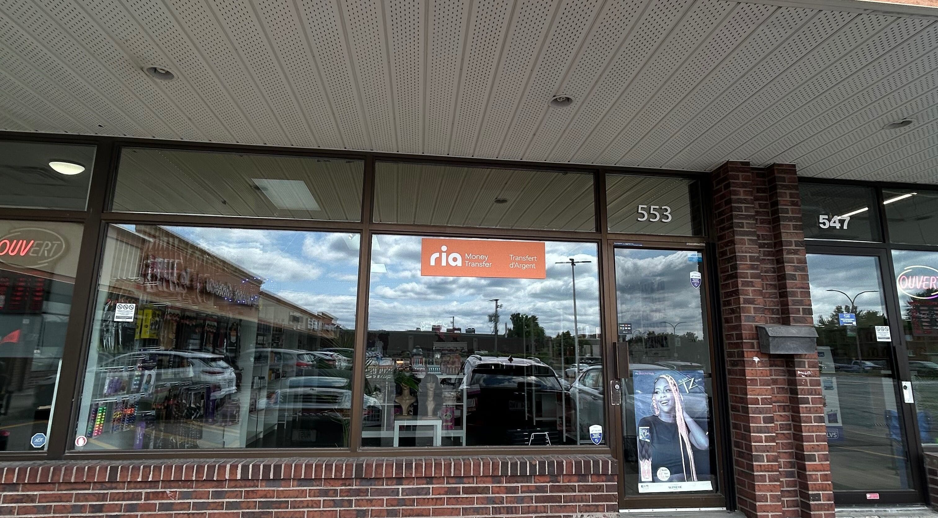 Façade de Beauté Ébène inc., Terrebonne, Québec, CA, avec grandes vitrines et porte d'entrée.