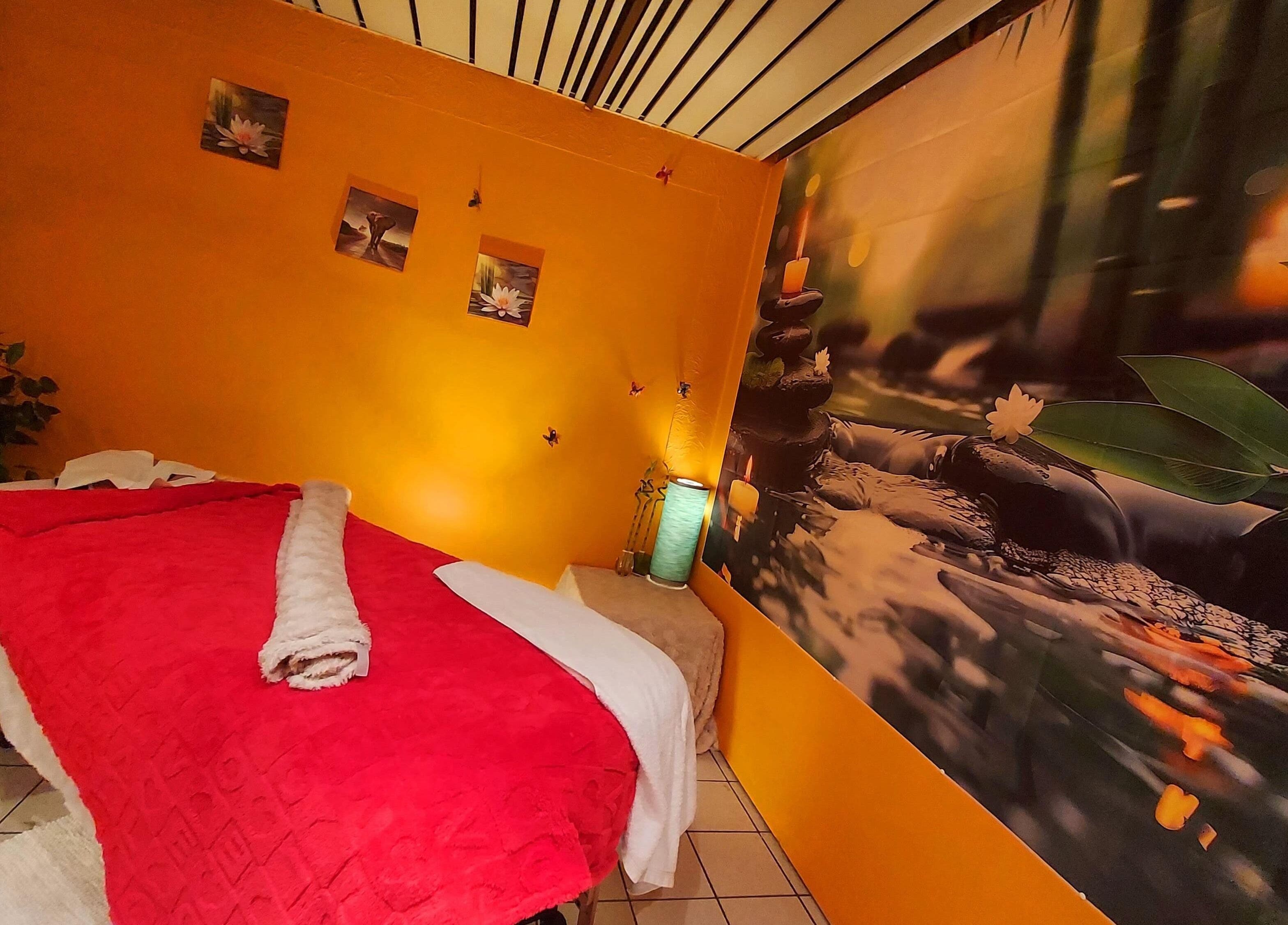 Interieur van Massagesalon Nostalgia in Alken, BE met een sfeervolle massagetafel en warme kleuren.