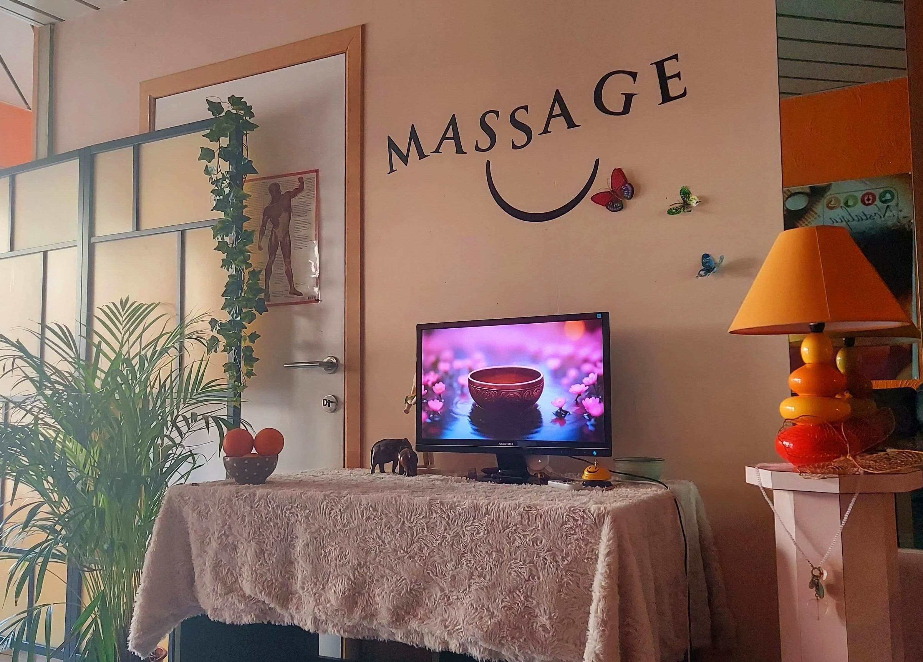 Interieur van Massagesalon Nostalgia, Alken, BE: rustgevende decor met planten en warme verlichting.