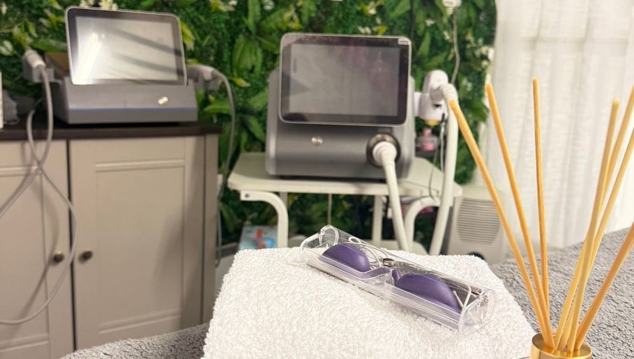 Ambiente acolhedor no Lumière Beauty Aesthetic, Craigavon IE, com equipamentos modernos e aromaterapia.