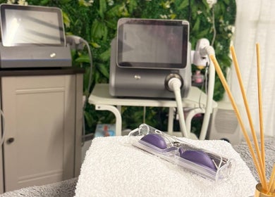 Ambiente acolhedor no Lumière Beauty Aesthetic, Craigavon IE, com equipamentos modernos e aromaterapia.