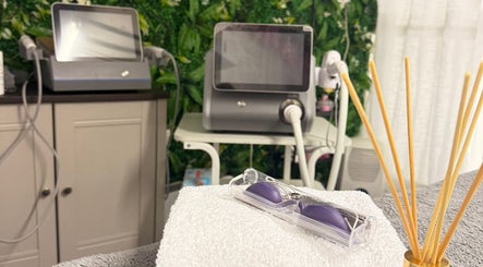Ambiente acolhedor no Lumière Beauty Aesthetic, Craigavon IE, com equipamentos modernos e aromaterapia.