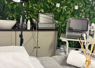 Sala de tratamento no Lumière Beauty Aestetic, Craigavon, Reino Unido, IE com equipamentos modernos e ambiente relaxante.