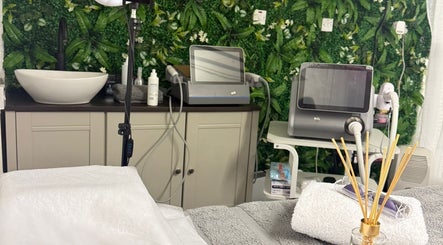 Sala de tratamento no Lumière Beauty Aestetic, Craigavon, Reino Unido, IE com equipamentos modernos e ambiente relaxante.
