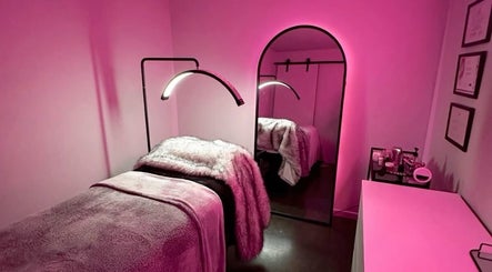 Relaxing pink-hued treatment room at LASHOGRAPHER, Leicester, England, GB for a serene beauty experience.