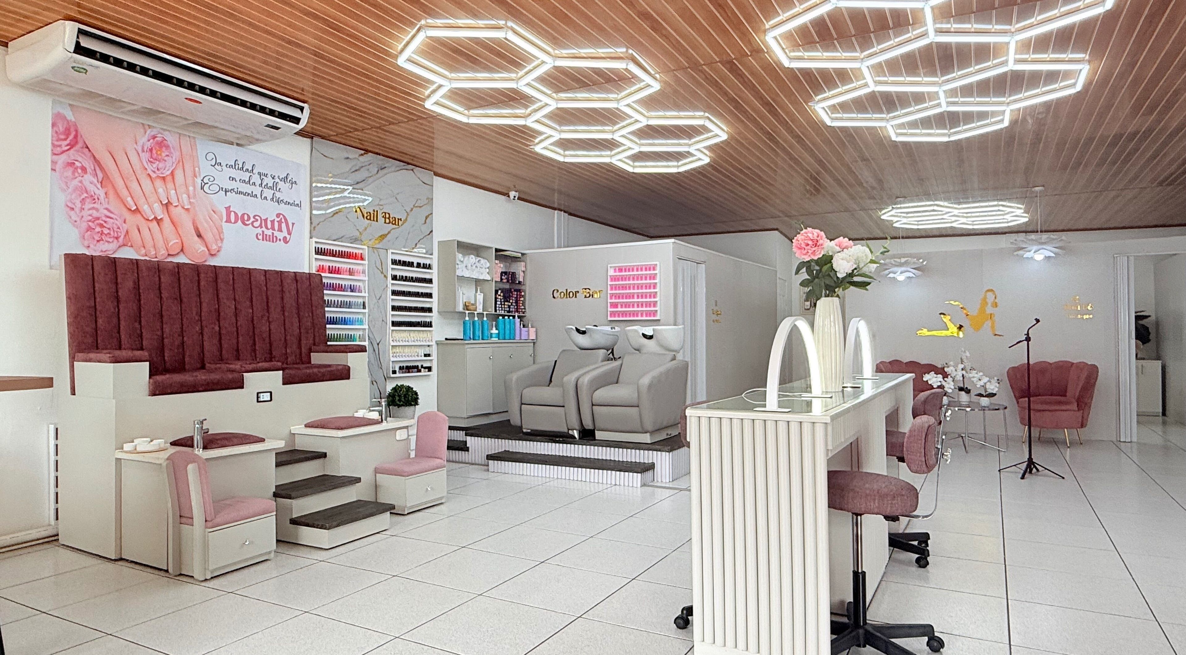 Interior moderno del Beauty Club Esthetic Center en San Rafael, Provincia De Alajuela, CR, con sillas y decorado floral.