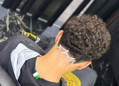Μοντέρνο σχέδιο μαλλιών στην Nikos Barber Shop, Πάφος, Πάφος, CY.