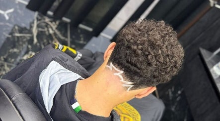 Μοντέρνο σχέδιο μαλλιών στην Nikos Barber Shop, Πάφος, Πάφος, CY.