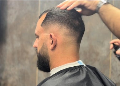 Κομψό κούρεμα στο Nikos Barber Shop, Πάφος, Πάφος, CY. Επαγγελματικό styling για άντρες.