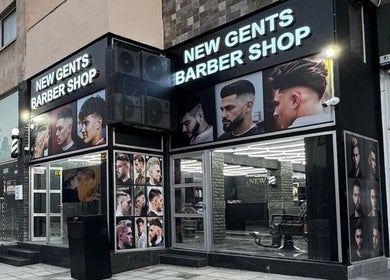 Η πρόσοψη του NEW GENTS BARBERSHOP στη Λάρνακα, Λάρνακα, CY με στιλάτα ανδρικά κουρέματα.
