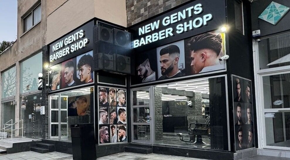 Η πρόσοψη του NEW GENTS BARBERSHOP στη Λάρνακα, Λάρνακα, CY με στιλάτα ανδρικά κουρέματα.