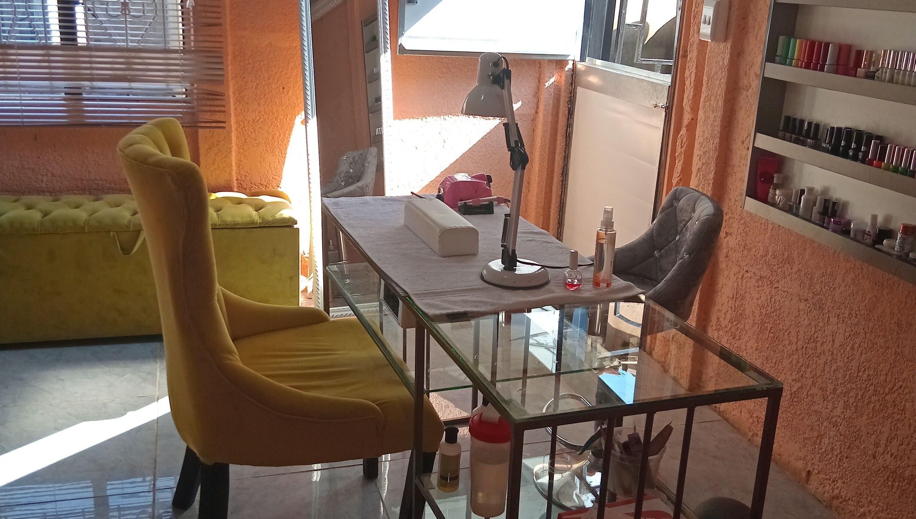 Imbewuenhle Beautology nail station with comfortable chairs in Benoni, Gauteng, ZA for a relaxing treatment.