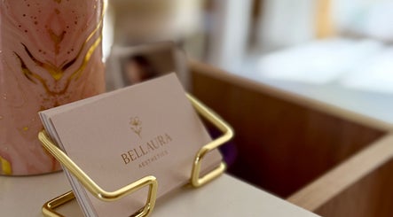 Visitenkartenhalter mit Bellaura Aesthetics Logo in Kloten, Zürich, CH.