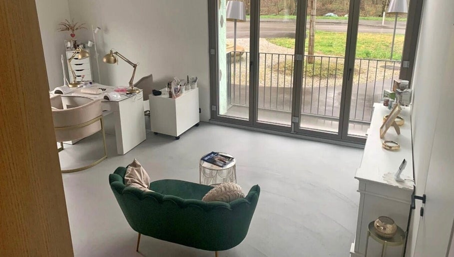 Innenansicht von Bellaura Aesthetics in Kloten, Zürich, CH mit modernem Design und natürlichem Licht.