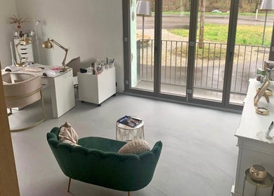 Innenansicht von Bellaura Aesthetics in Kloten, Zürich, CH mit modernem Design und natürlichem Licht.