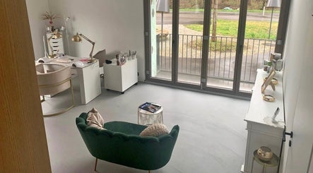 Innenansicht von Bellaura Aesthetics in Kloten, Zürich, CH mit modernem Design und natürlichem Licht.