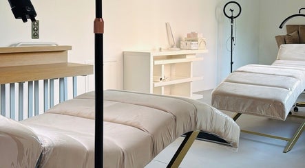 Elegante Behandlungsliegen bei Bellaura Aesthetics in Kloten, Zürich, CH bieten eine entspannte Atmosphäre.