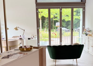 Elegantes Interieur bei Bellaura Aesthetics, Kloten, Zürich, CH mit modernem Design und natürlichem Licht.