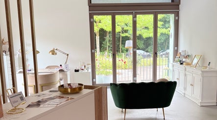 Elegantes Interieur bei Bellaura Aesthetics, Kloten, Zürich, CH mit modernem Design und natürlichem Licht.