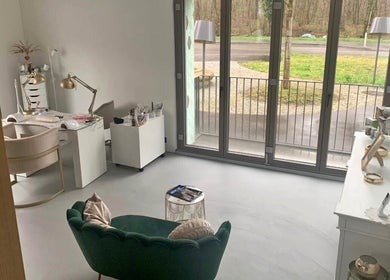 Innenansicht von Bellaura Aesthetics in Kloten, Zürich, CH, mit stilvollem Dekor und beruhigender Atmosphäre.