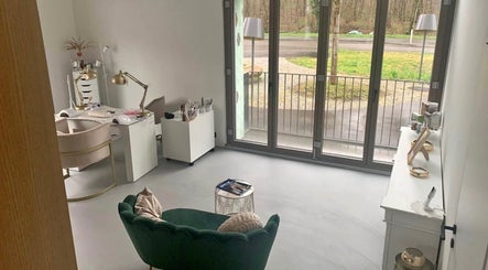 Innenansicht von Bellaura Aesthetics in Kloten, Zürich, CH, mit stilvollem Dekor und beruhigender Atmosphäre.