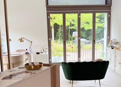 Innenansicht von Bellaura Aesthetics in Kloten, Zürich mit stilvollem Interieur und großem Fenster.