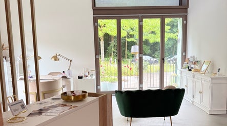 Innenansicht von Bellaura Aesthetics in Kloten, Zürich mit stilvollem Interieur und großem Fenster.