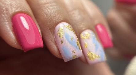Декоративен маникюр със златни акценти в Edelina Dineva Nail Studio & Аcademy, София, Софийска област, BG.