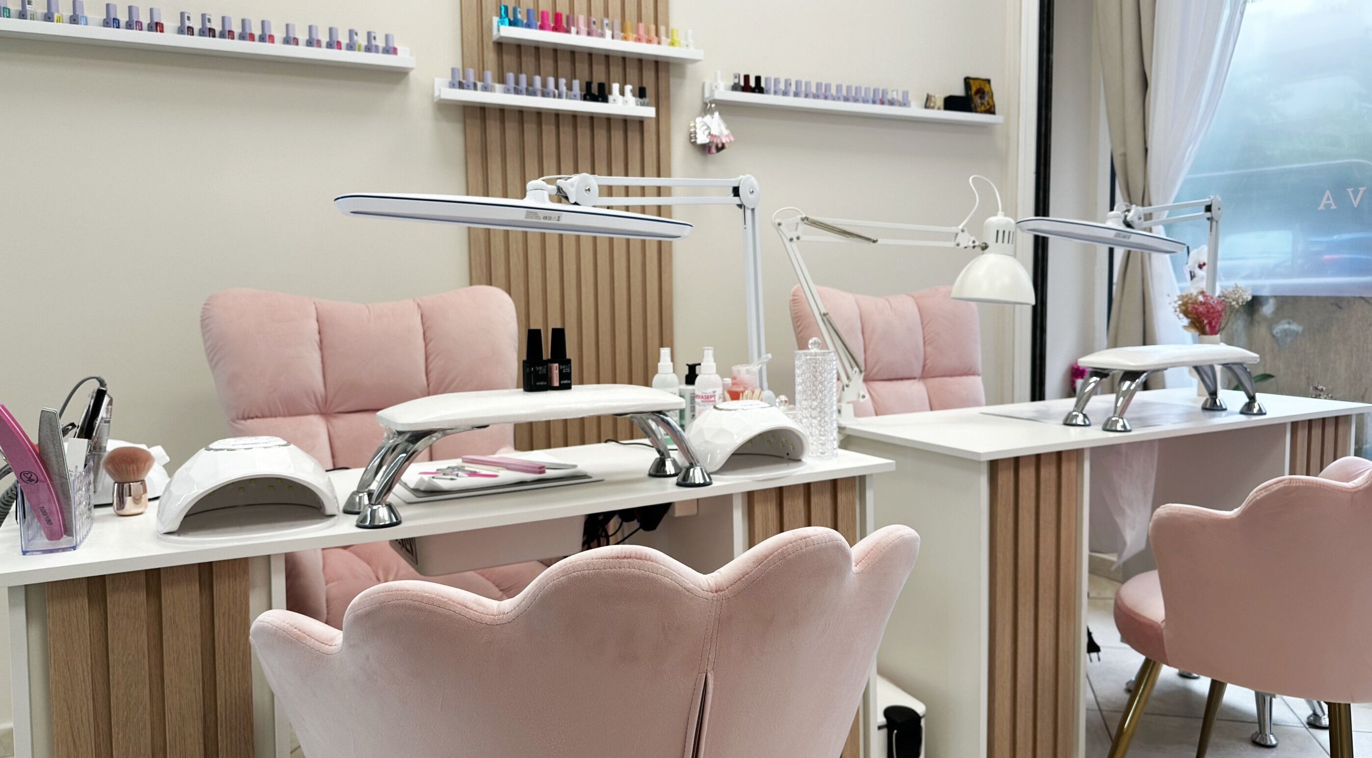 Изискано маникюрно студио в Edelina Dineva Nail Studio & Аcademy, София, Софийска област, BG с розови кресла.