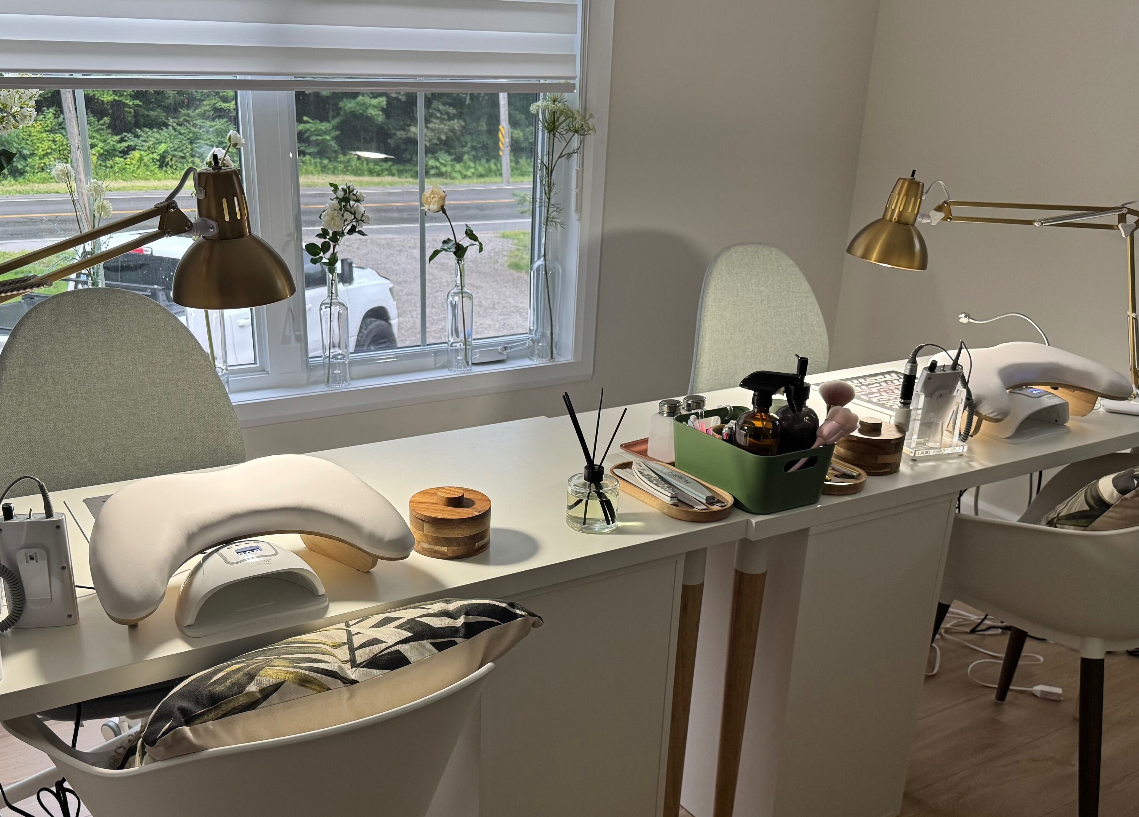 Poste de manucure élégant à La Maison Manucure by Lili, Saint-colomban, Québec, CA.