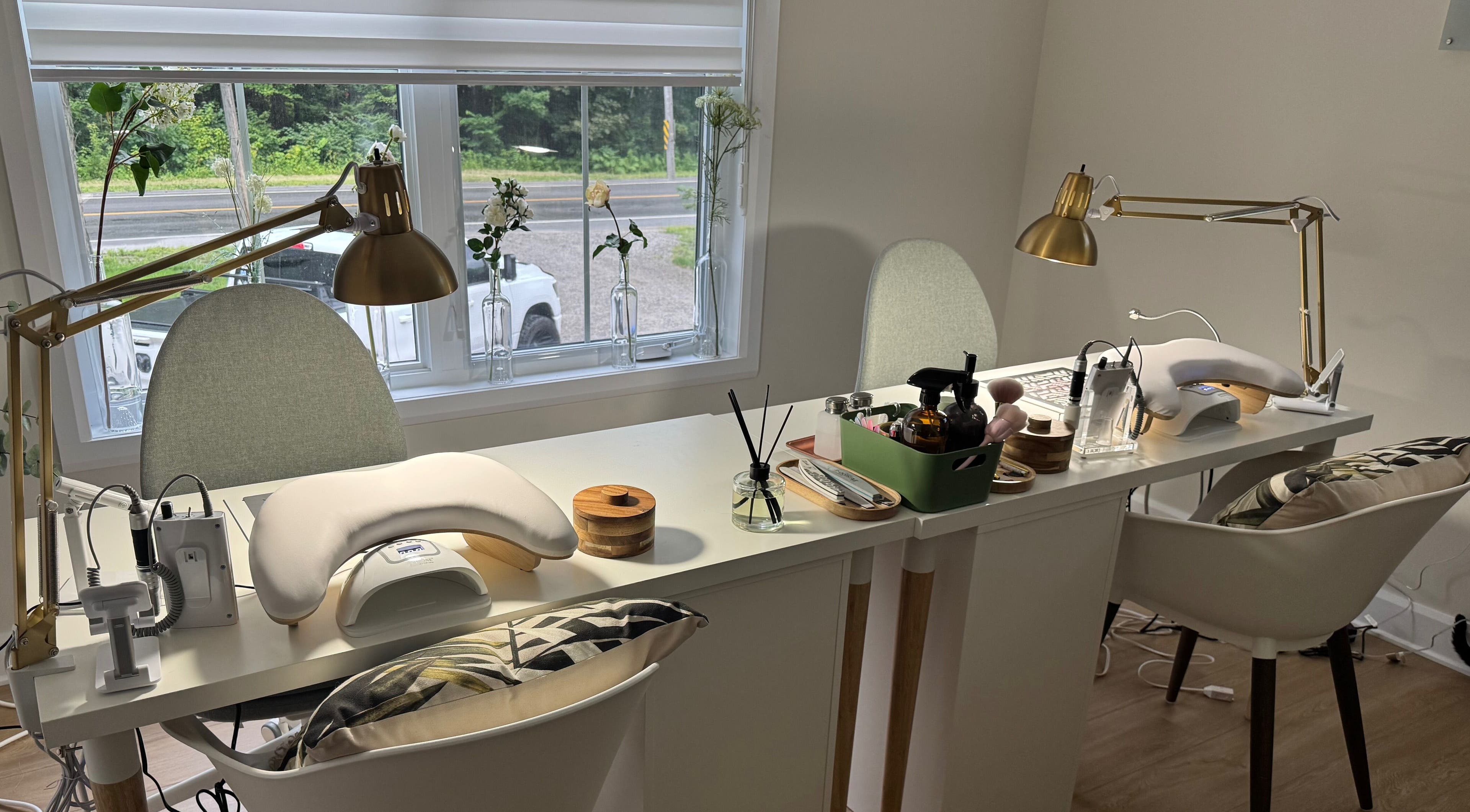 Poste de manucure élégant à La Maison Manucure by Lili, Saint-colomban, Québec, CA.