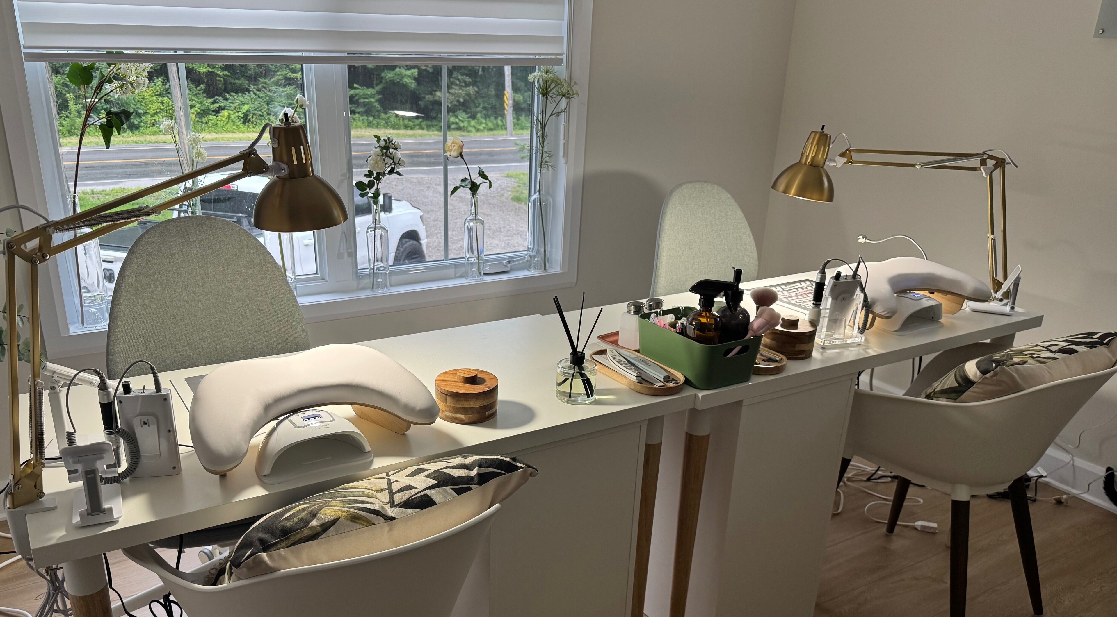 Poste de manucure élégant à La Maison Manucure by Lili, Saint-colomban, Québec, CA.