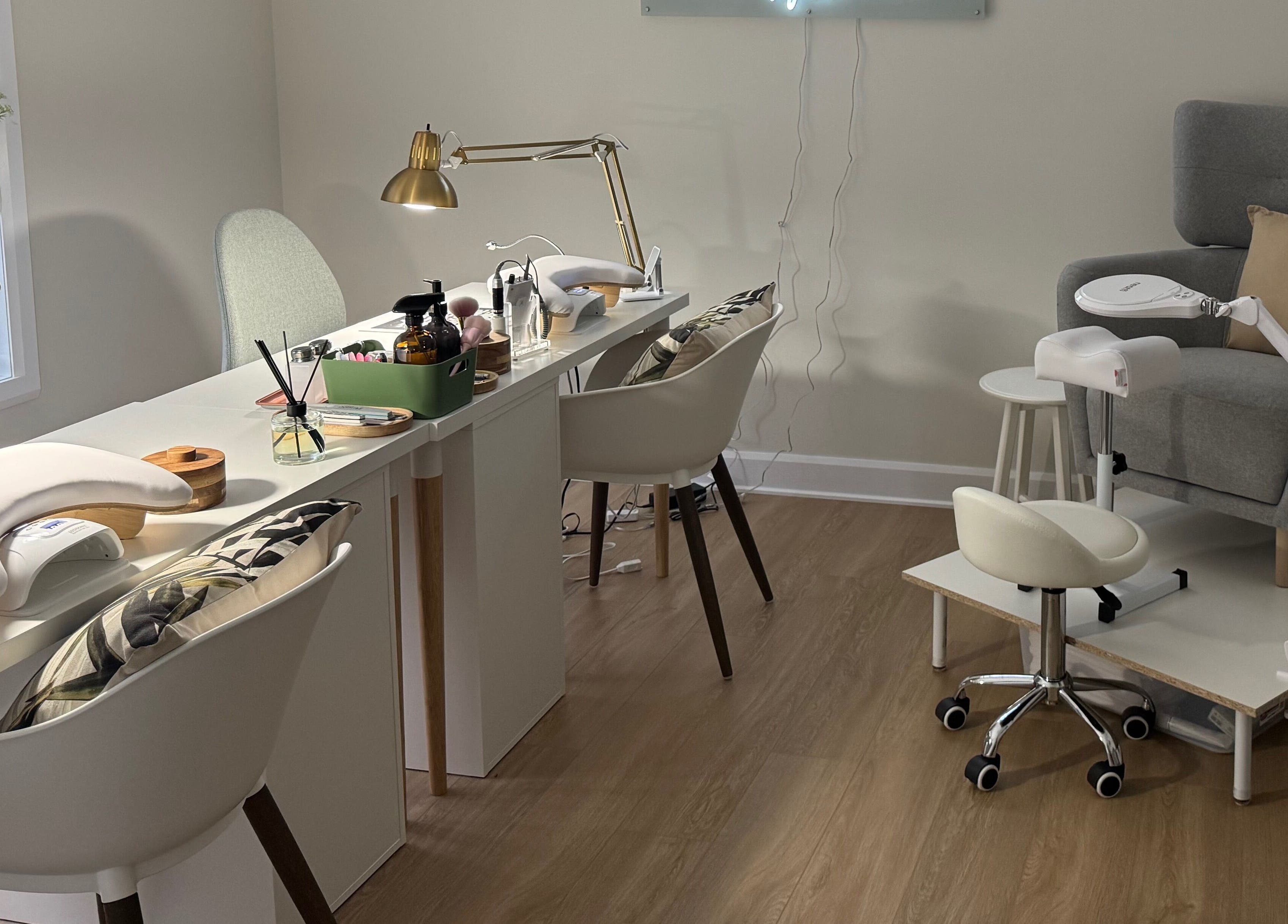 Intérieur élégant de La Maison Manucure by Lili à Saint-colomban, Québec, CA, avec des postes de manucure.