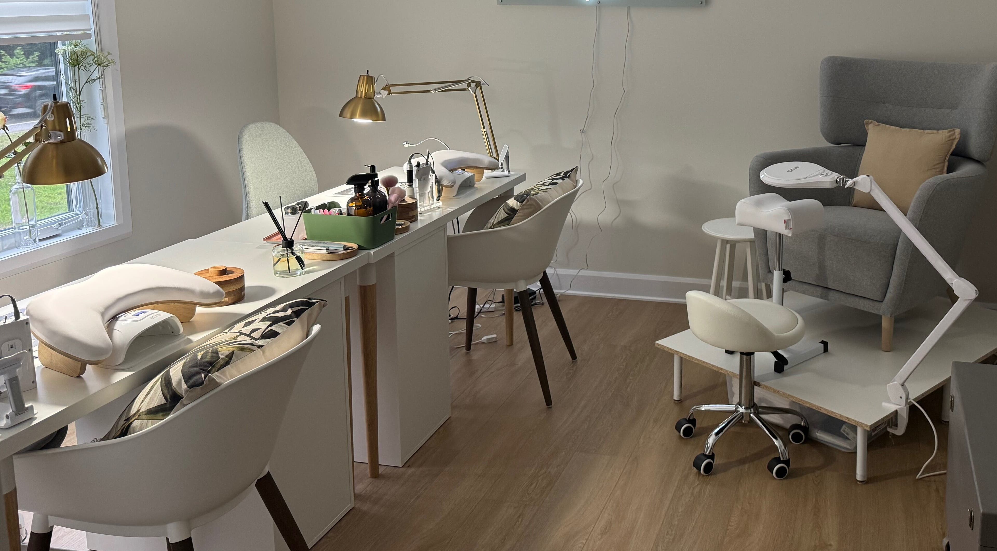 Intérieur élégant de La Maison Manucure by Lili à Saint-colomban, Québec, CA, avec des postes de manucure.