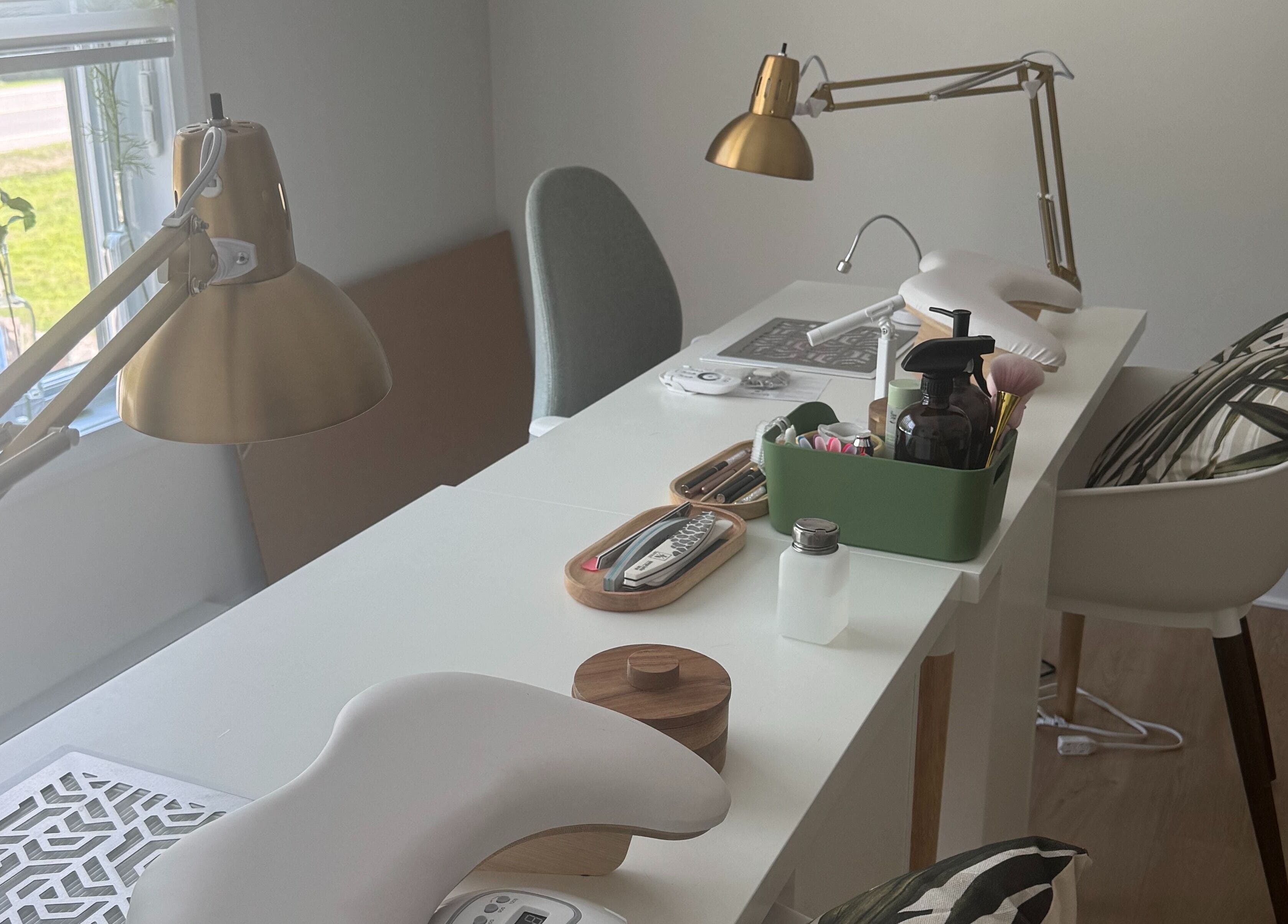 Station de manucure moderne à La Maison Manucure by Lili, Saint-colomban, Québec, CA.