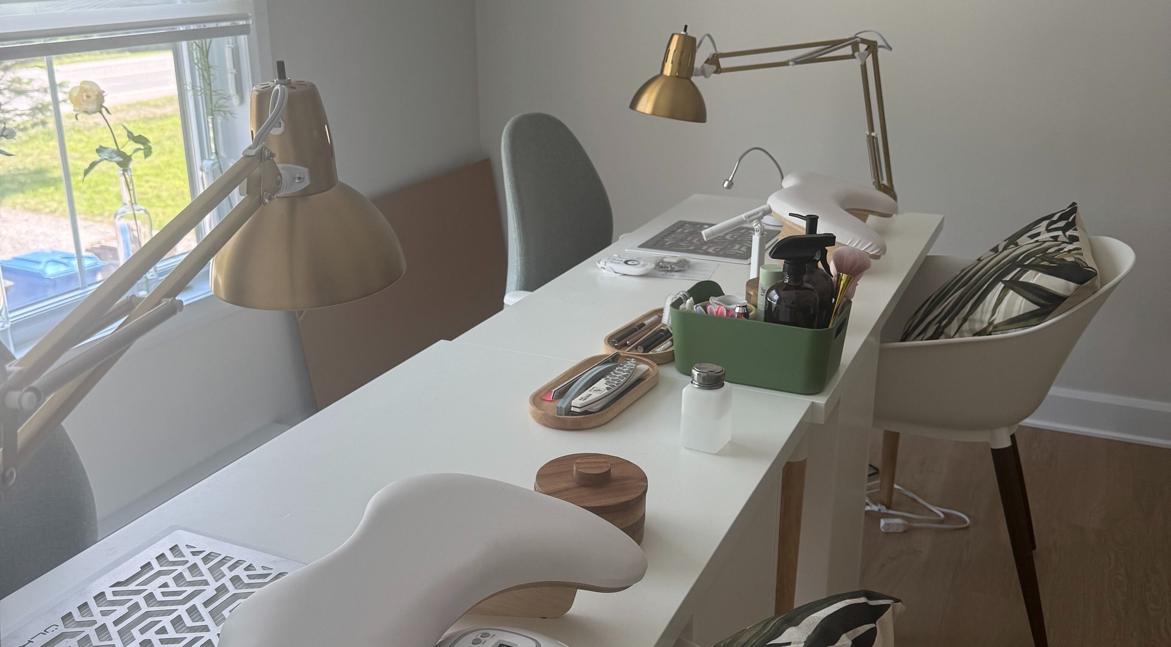 Station de manucure moderne à La Maison Manucure by Lili, Saint-colomban, Québec, CA.