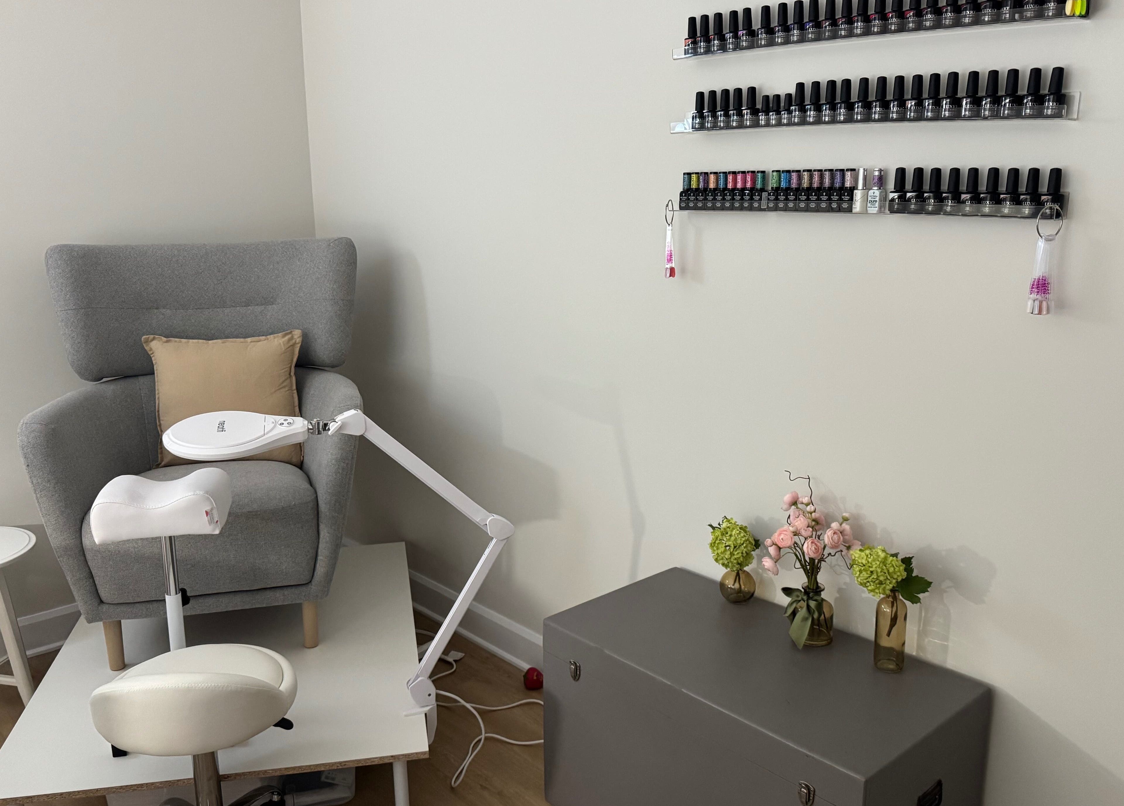 Coin manucure sophistiqué à La Maison Manucure by Lili, Saint-colomban, Québec, CA, avec vernis exposés.