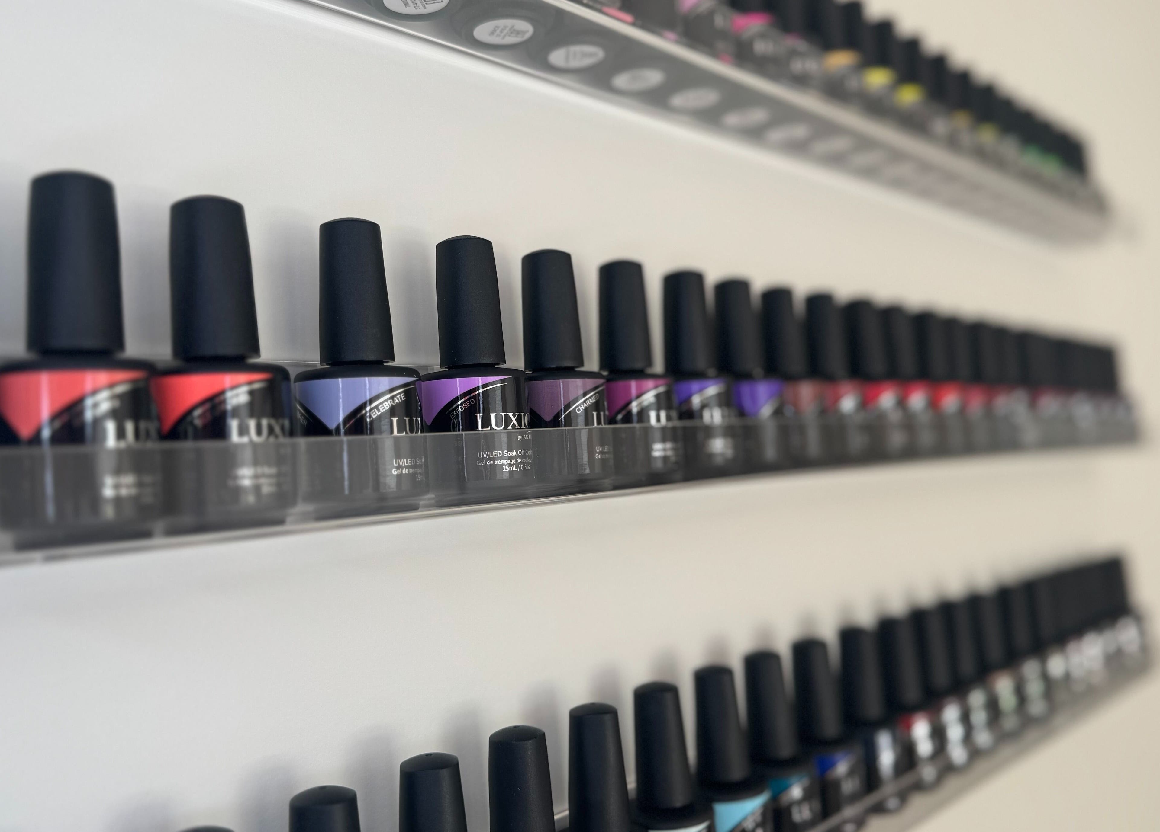 Gamme de vernis colorés chez La Maison Manucure by Lili, Saint-colomban, Québec, CA.