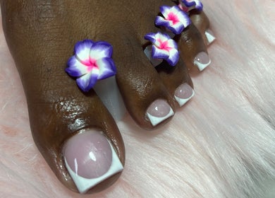 Stijlvolle pedicure met bloemenaccenten bij Femelle Beauté, Kralendijk, Bonaire, BQ.