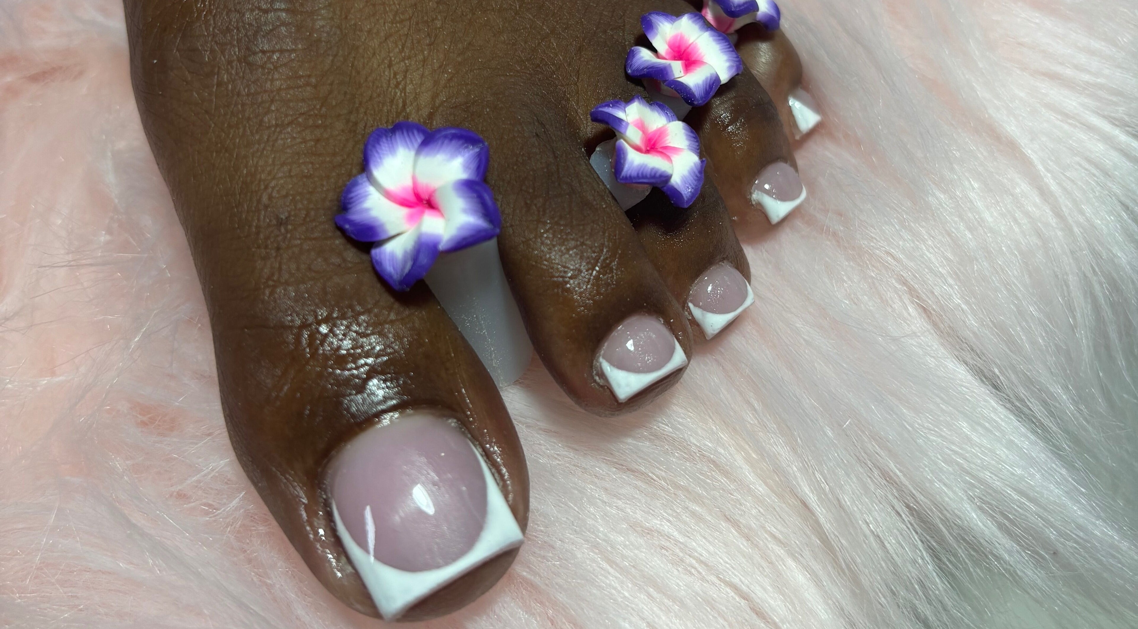 Stijlvolle pedicure met bloemenaccenten bij Femelle Beauté, Kralendijk, Bonaire, BQ.