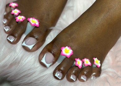 Bloemenpedicure bij Femelle Beauté in Kralendijk, Bonaire. Elegante nagels op een zachte achtergrond.